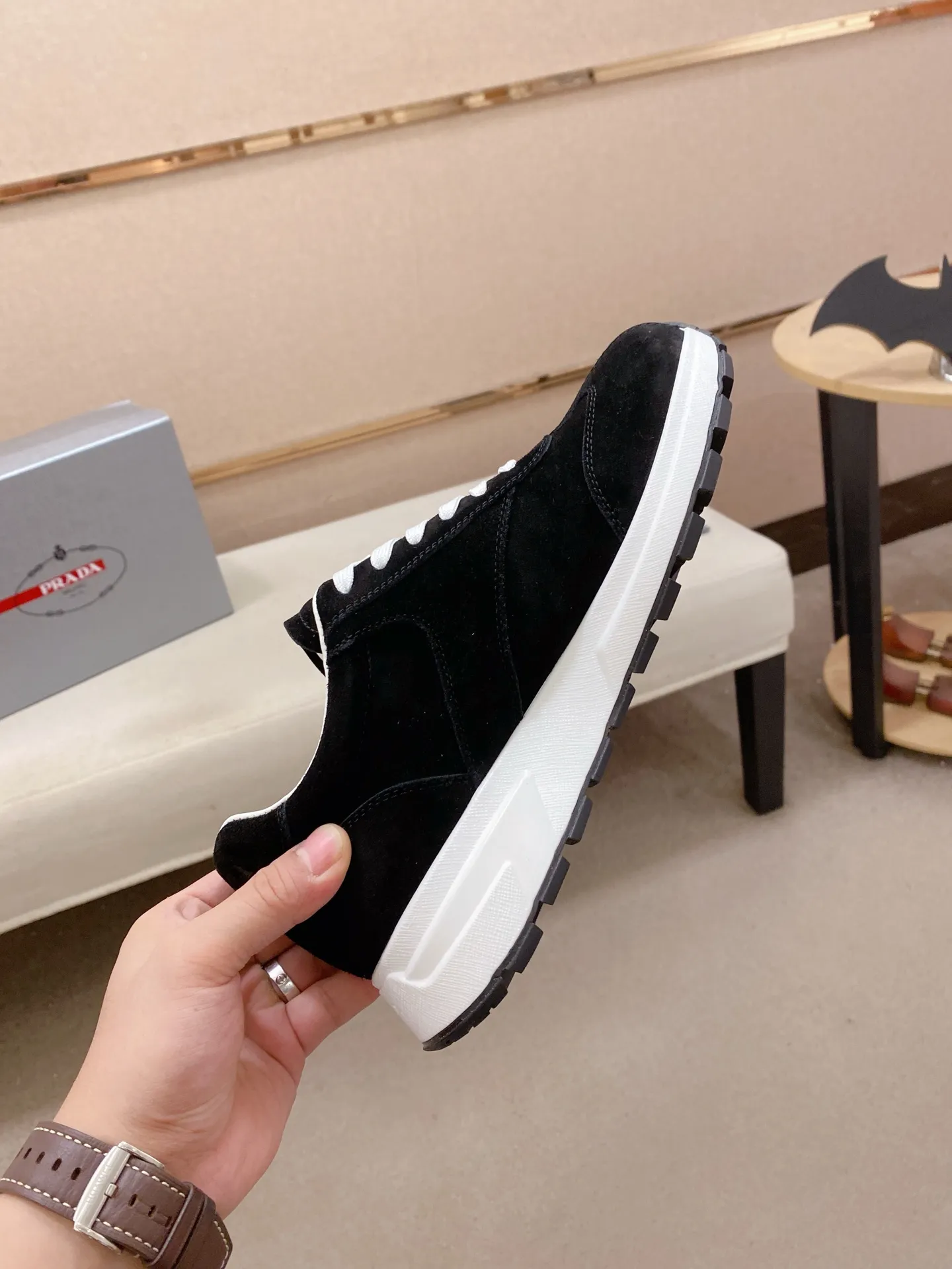 Men's shoes 💰 580💰 ✔️✔️✔️High version High-quality new PRADA counters are launched simultaneously. The new men's shoes and 😘fabric are selected suede cowhide and are made by pure handicrafts. Lining: Full cowhide lining. 👍🏿 High-end ☄️ air-cushion molded anti-slip rubber outsole, exquisite lines, simple and elegant, comfortable and high-end for leisure travel. Code number: 38 to 44